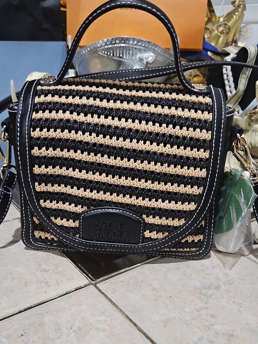 🎄NWT! Steve Madden Woven Top Handle Crossbody Bag in Black & Tan! - Picture 4 of 8